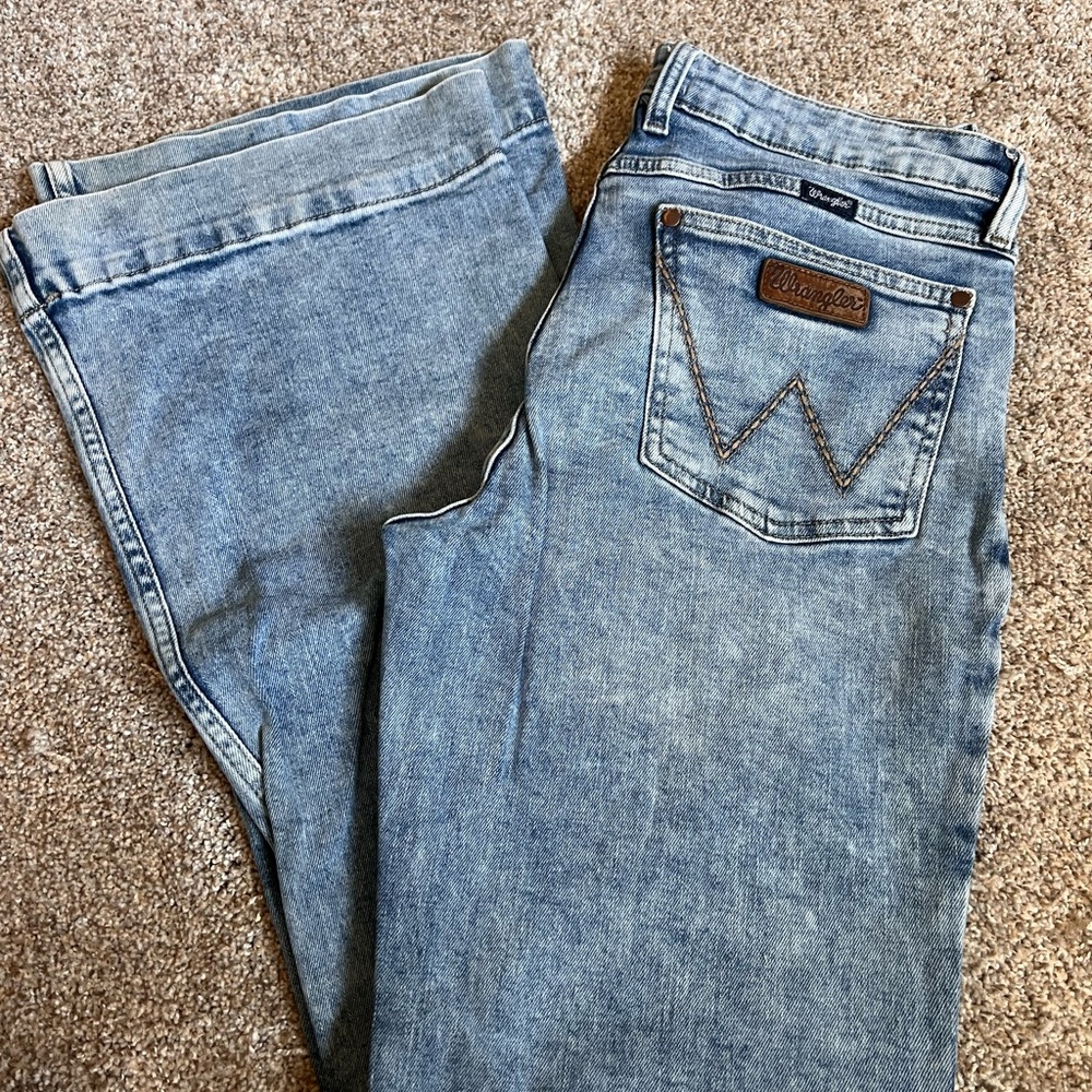 Wrangler Classic Denim Jeans in Light Blue